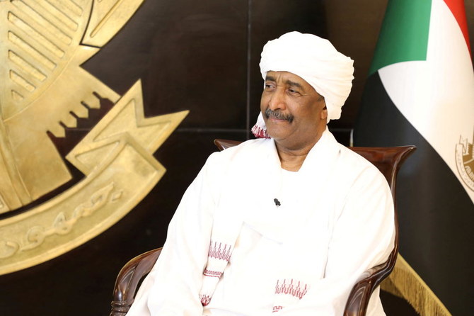 2021年12月、ハルツームでインタビューに応じるスーダン最高評議会議長のアブデル・ファタフ・アル・ブルハン将軍。（ロイター）