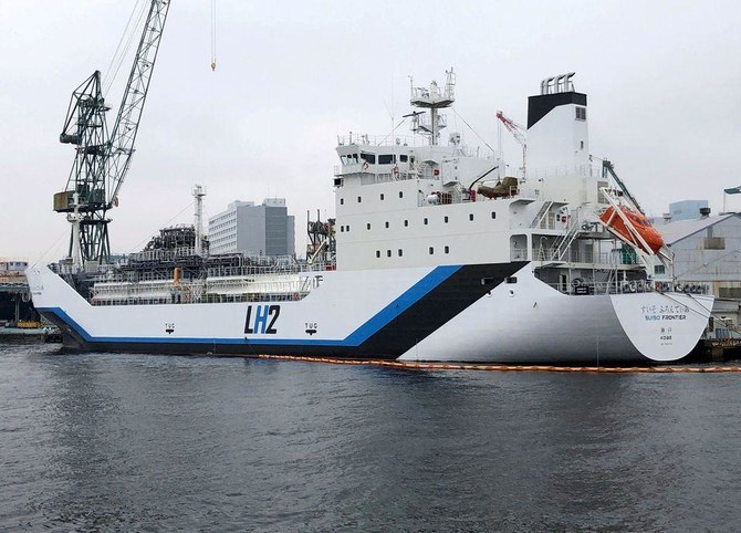 岸田文雄首相は9日、神戸市の神戸液化水素荷役実証ターミナルを訪れ、世界初の液化水素運搬船「すいそ ふろんてぃあ」を視察した。(Reuters/file)
