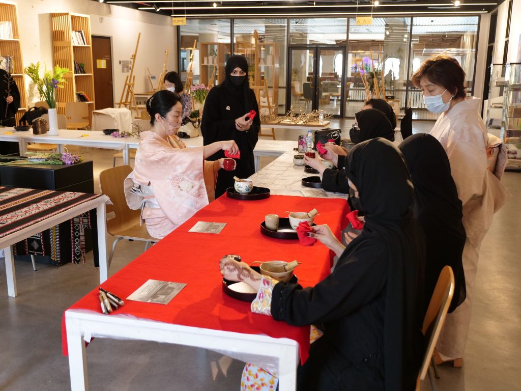 このワークショップは、UAE「いけばな小原流」と「茶道裏千家アブダビ教室」の初のコラボレーションとなった。