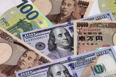 日本の1万円、100ドル、100ユーロ紙幣の写真。2022年4月22日、東京。（AFP）