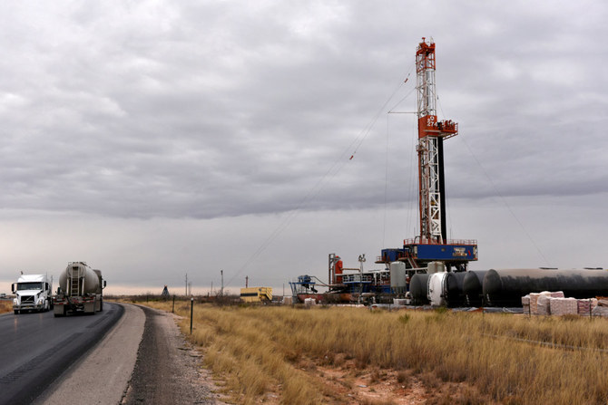 2019年2月10日、米国ニューメキシコ州リー郡ペルミアン盆地の石油・天然ガス生産地域で稼働する掘削リグ。（ロイター/ニック・オックスフォード/ファイル写真）