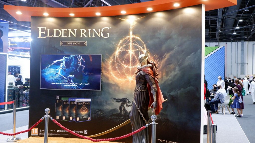 ミケラの刃、マレニア（エルデンリング）の等身大の像を展示しているブースと、バンダイナムコの最新かつ最高のゲームステーション。