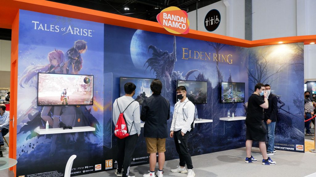 ミケラの刃、マレニア（エルデンリング）の等身大の像を展示しているブースと、バンダイナムコの最新かつ最高のゲームステーション。