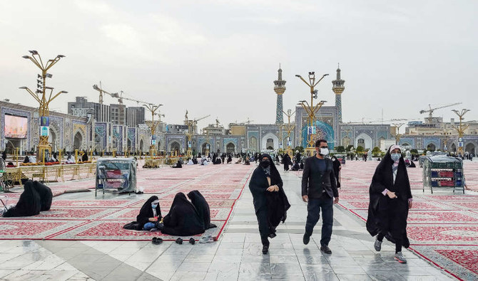イラン北東部の都市マシュハドにあるイマーム・レザー廟の中庭を歩くイスラム教シーア派の礼拝者たち。2022年4月5日撮影（AFP）
