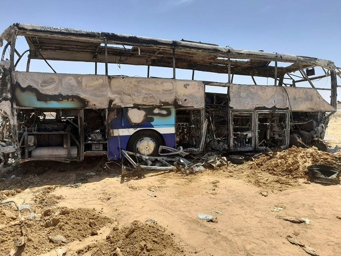 アスワン州知事によると、エジプト人5人、フランス人4人、ベルギー人1人を含む10人の観光客がバス事故で死亡した。（AFP）