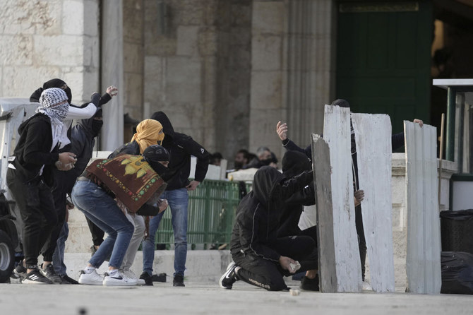 安全上の懸念から匿名を条件にインタビューに応じた2人のパレスチナ人の目撃者によると、パレスチナの若者たちは、敷地内に通じる門で警察に向かって石を投げつけたという。(AP)