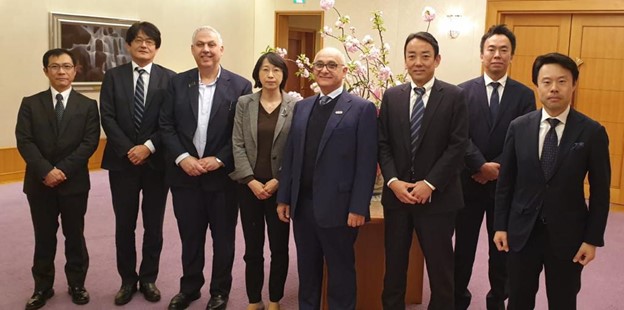 2019年4月の年次株主総会で、ペブスティールのパートナーである日本製鉄と岡谷鋼機の代表者と一緒に。(提供)