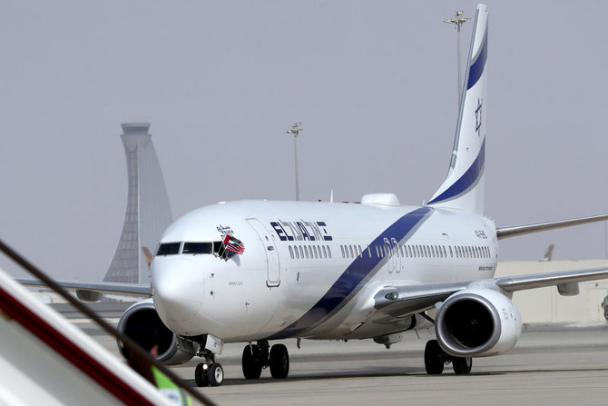 アラブ首長国連邦のアブダビ国際空港に着陸するイスラエルの代表的航空会社エル・アルの旅客機。2020年8月31日撮影。（ロイター/WAM）