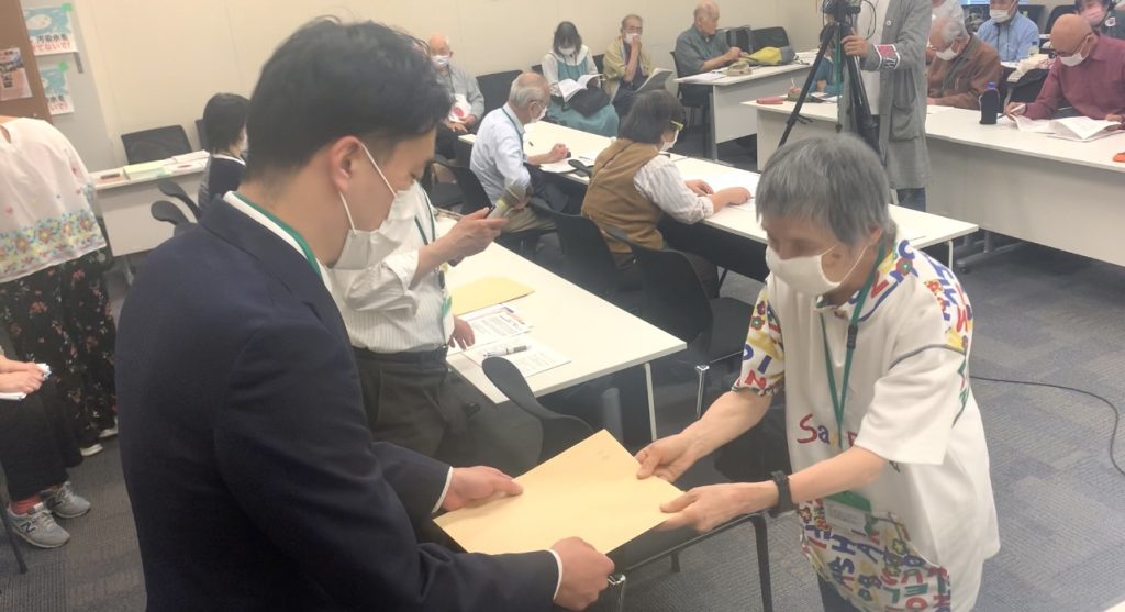 東京・永田町の衆議院前では、「さようなら原発1000万人アクション」などの呼びかけに約40人が応じた。(ANJ)