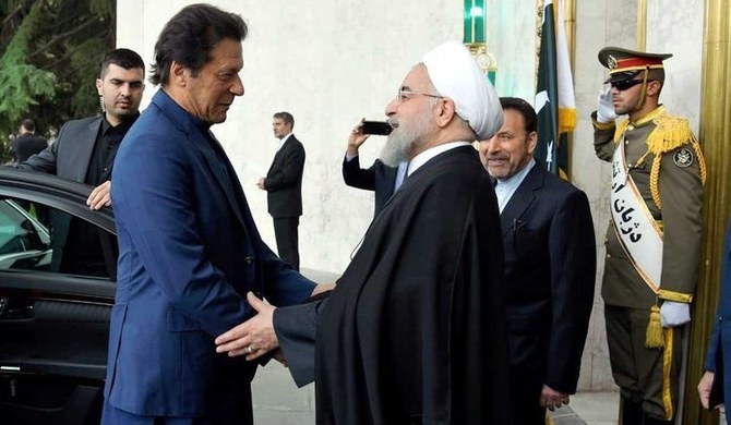 2019年4月21日、テヘランでイランのハサン・ロウハーニー大統領と会談するパキスタンのイムラン・カーン首相。（ツイッター・写真）