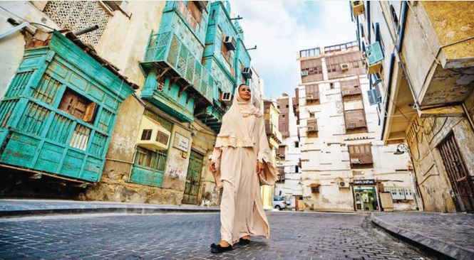 ユネスコ世界遺産に登録されているジェッダ旧市街の歴史あるアルバラドの路地で散策を楽しむ観光客。ラマダン中には、お祭り、食品屋台、文化活動によってより賑わう。（提供）