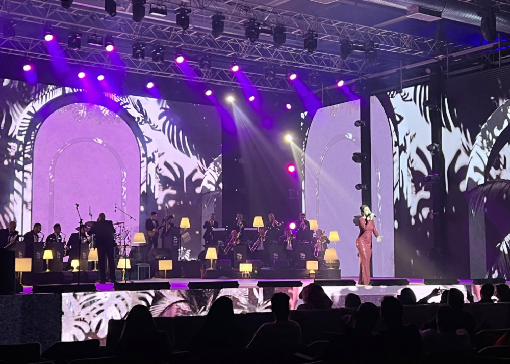 2人のライブ歌手が、ジャズの時系列と発展を称える息を呑むような音楽パフォーマンスを繰り広げた。(AN写真)
