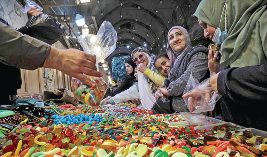 神聖な月「ラマダン」の準備の中、菓子を買うパレスチナ人。(AFP)