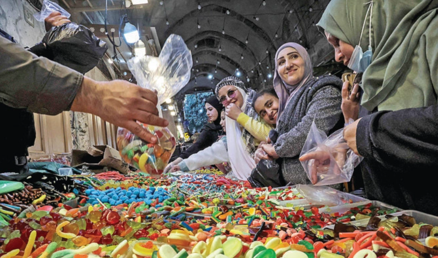 神聖な月「ラマダン」の準備の中、菓子を買うパレスチナ人。（AFP）