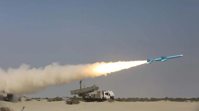 このファイル写真には、ホルムズ海峡付近での軍事演習中に発射されたイランのミサイルが写っている。（AFP）
