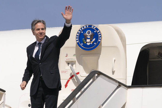 2022年3月28日、イスラエルのネバティム空軍基地からモロッコに向かう飛行機に乗り込み、手を振るアントニー・ブリンケン米国務長官。（AP・写真/ジャクリーン・マーティン・Pool）