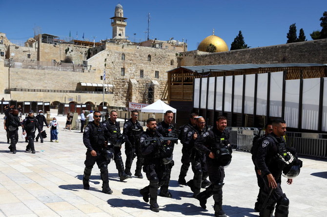 2022年4月15日、パレスチナ人デモ隊との衝突後、ユダヤ教で最も神聖な祈りの場であり、アル・アクサ・モスクが建つ敷地でもある、「西の壁」の隣のエリアをパトロールするイスラエル治安部隊。（ロイター）