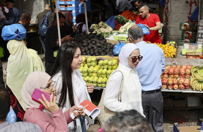 2022年4月7日、イスラム教の聖なる月であるラマダンの期間中、ヨルダン川西岸地区の都市ラマッラーの市場で買い物をするパレスチナ人たち。(AFP)