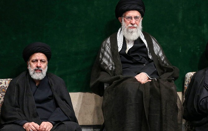 イランのイブラヒム・ライシ大統領（左）は、最高指導者アリー・ハメネイ師の真の支持者、信奉者として自らを表現しようとしてきた。(AFP)
