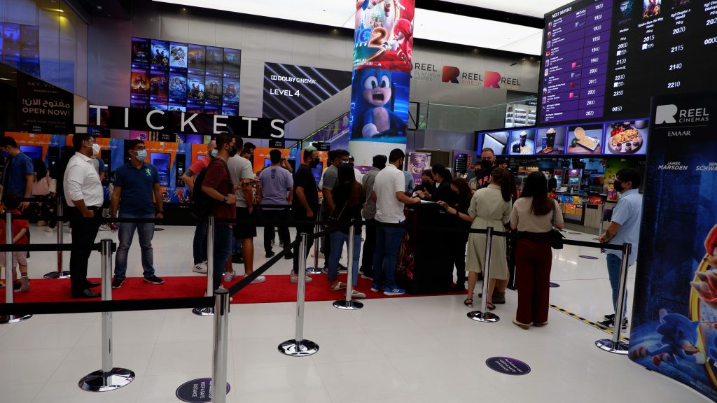 プレミア会場には、セガの青いキャラクター映画の続編を大きなスクリーンで見ようと、多くのファンが詰めかけた。
