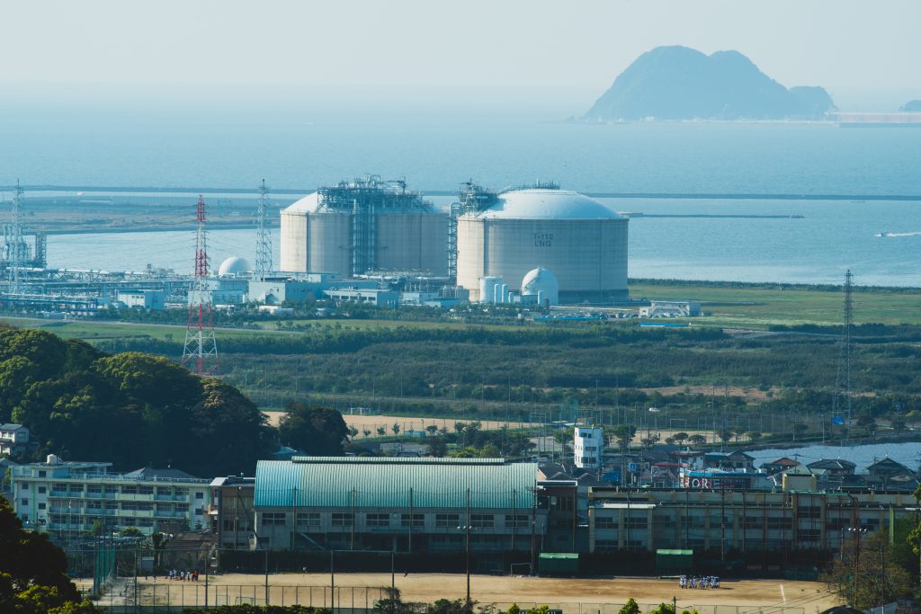 日本政府が電力各社に対し、LNGの備蓄を増やし、エネルギー資源を共有することを要請した。（シャッターストック）