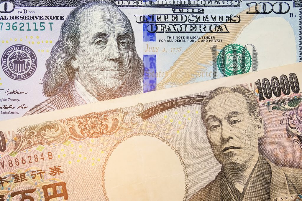 １１日の東京外国為替市場で円相場が１２５円台前半に下落し、６年８カ月ぶりの安値を付けた (Shutterstock)