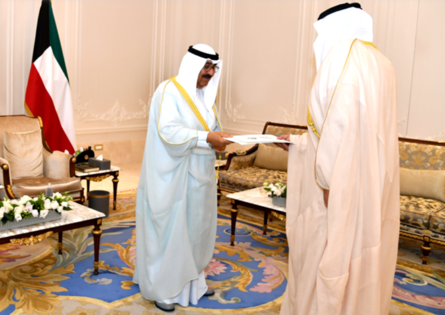 クウェートのシェイク・ミシャール・アル・アハマド・アル・ジャービル・アル・サバーハ皇太子がバヤン宮殿で政府の辞表を受け取った。（KUNA）