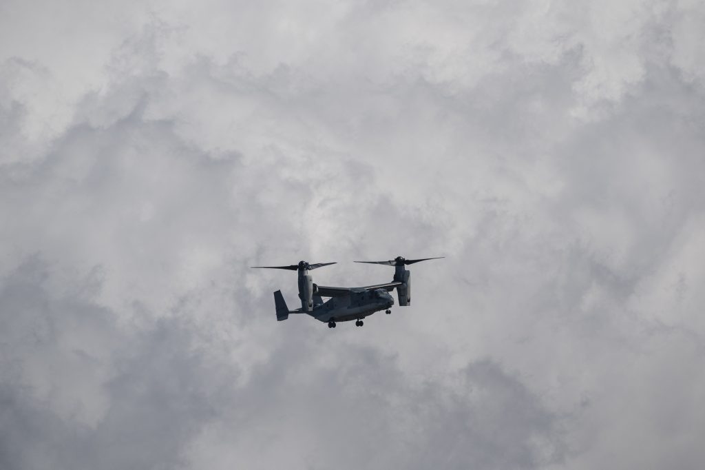 静岡県御殿場市の東富士演習場で、自衛隊のティルトローター機MV-22オスプレイが、米海兵隊員との合同演習中に飛行しているのが見える（2022年3月15日撮影）。(AFP）
