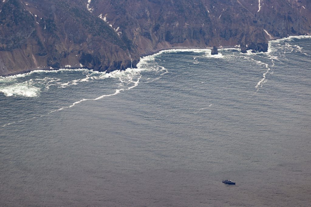 無人潜水機で調査開始＝民間の海難専門船―不明１２人捜索継続・知床事故 (AFP)