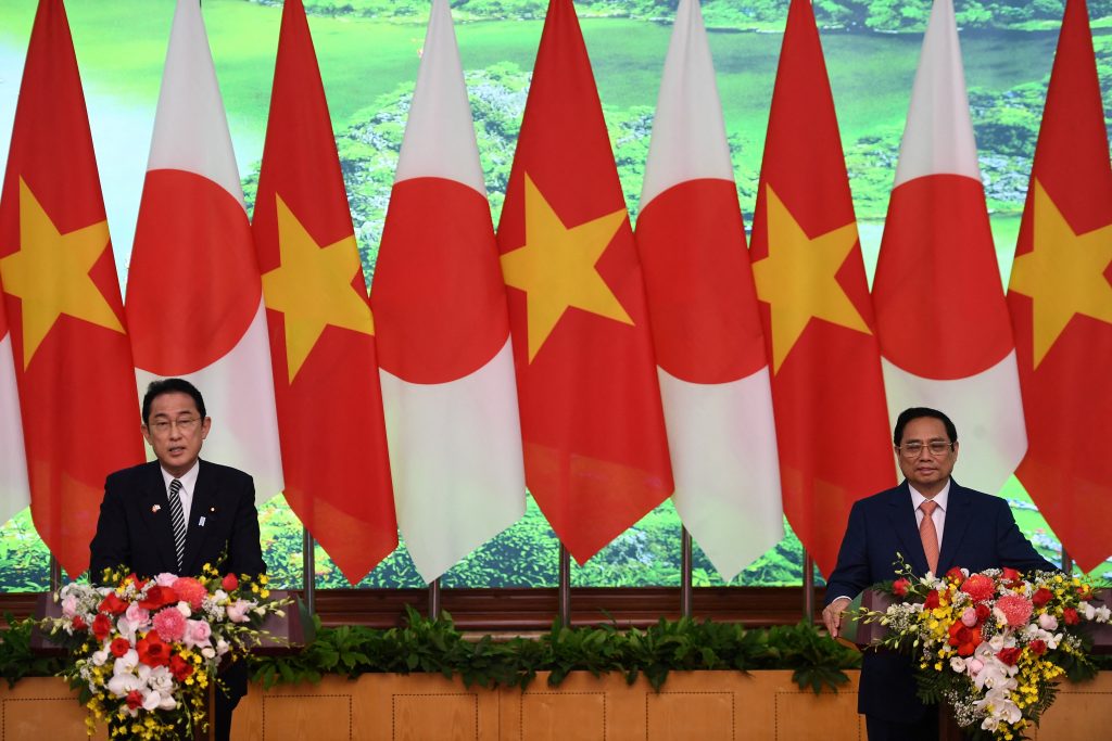 両首脳の会談は３回目。岸田首相はこの後、グエン・フー・チョン共産党書記長、グエン・スアン・フック国家主席らと会談した。(AFP)
