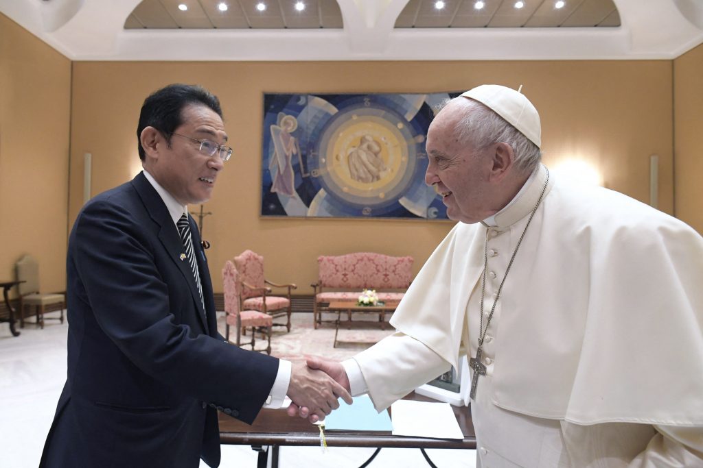 日本の現職首相がバチカンを訪問し、教皇と会談するのは、２０１４年の安倍晋三氏以来８年ぶり。(AFP)