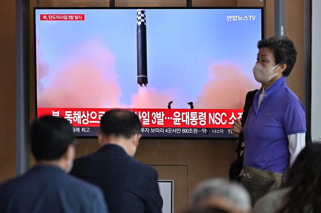 北朝鮮は１２日にも短距離弾道ミサイル３発を日本海に発射した。　(AFP)