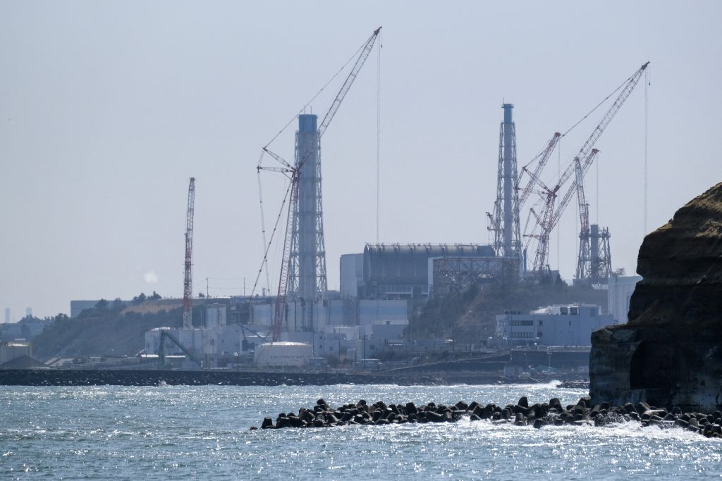 福島県双葉町の海岸から見える東京電力（TEPCO）福島第一原子力発電所。（AFP通信）