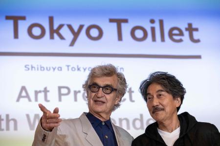 アートプロジェクト「THE TOKYO TOILET」でポーズをとるドイツのヴィム・ヴェンダース監督（左）と日本人俳優・役所広司氏。（AFP）