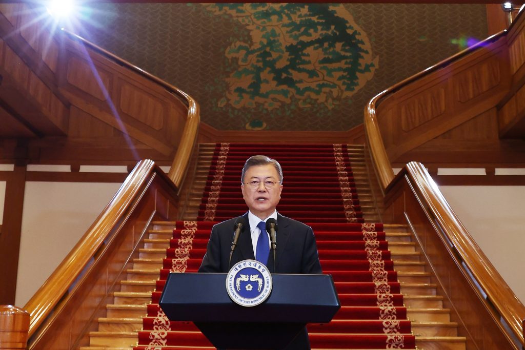 2022年5月9日、韓国ソウルの大統領府である青瓦台で退任演説を行う韓国の文在寅大統領。
