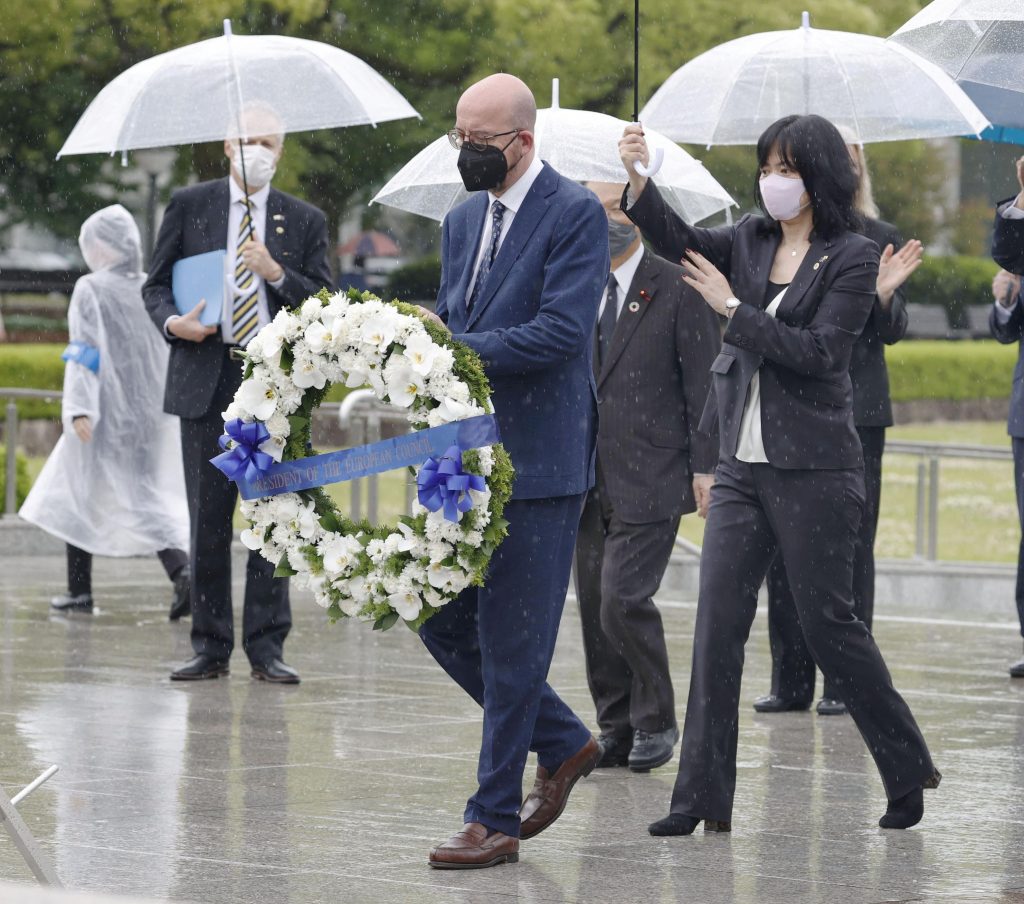 1945年の原爆投下被害にあった犠牲者の慰霊碑に花輪を捧げるシャルル・ミシェル欧州理事会議長。2022年5月13日、西日本・広島の平和記念公園にて。（資料/ロイター）