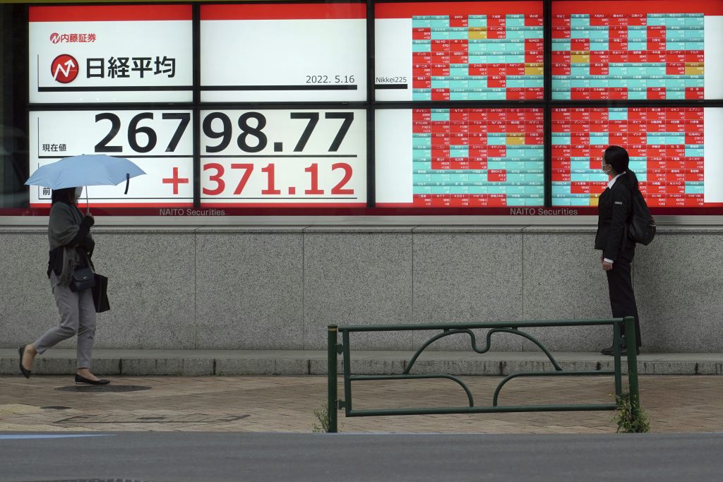 5月の証券会社での日経225指数を示す電子株価ボード。2022年5月16日(画像/ AP)