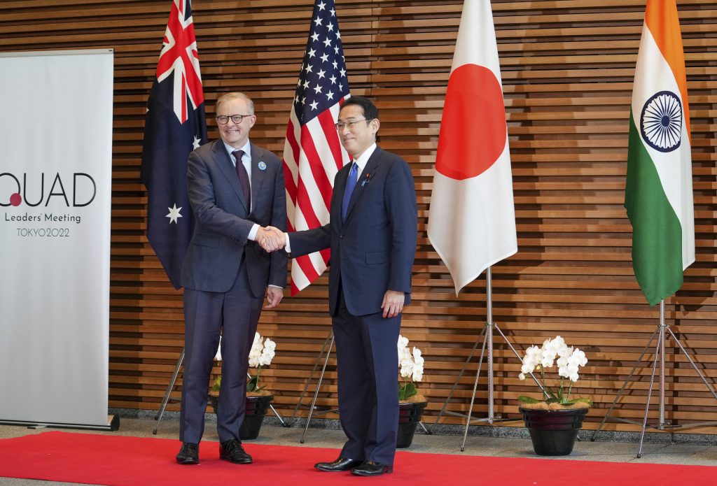 日本の首相官邸の玄関ホールで握手する日本の岸田文雄首相（右）とオーストラリアのアンソニー・アルバニージ首相。5月24日、日本の東京。（File photo/AP）