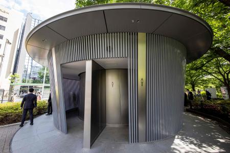 東京・渋谷界隈にある日本人建築家・安藤忠雄氏が設計した公衆トイレの写真。2022年5月11日撮影(AFP)