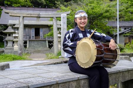 2022年5月7日に撮影されたこの写真では、日本の和太鼓奏者で、鼓童のメンバーでもある小川蓮菜さんが、佐渡島での演奏を終えた後、カメラを前にポーズをとっている。（AFP）