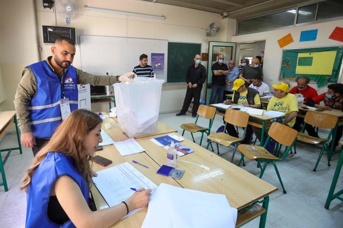 投票所の部屋で座るレバノンの政党代表者たち。2022年5月15日、ベイルート。（AFP）