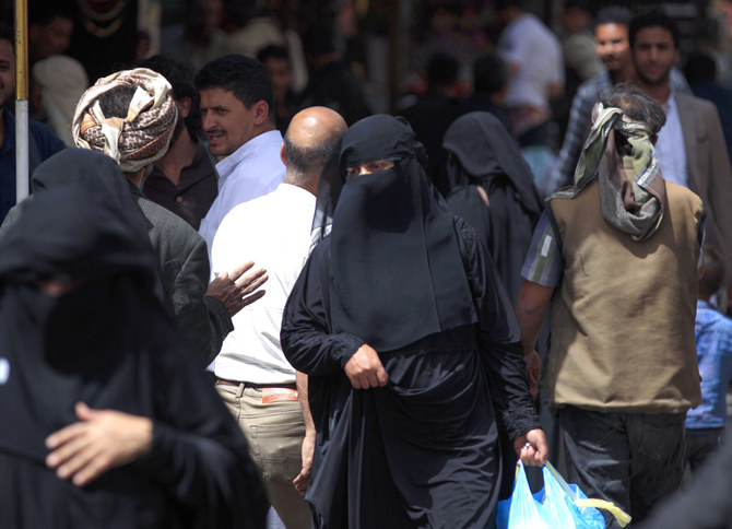 フーシ派は、女性がマフラムなしで買い物をすることを禁止している。(AFP)