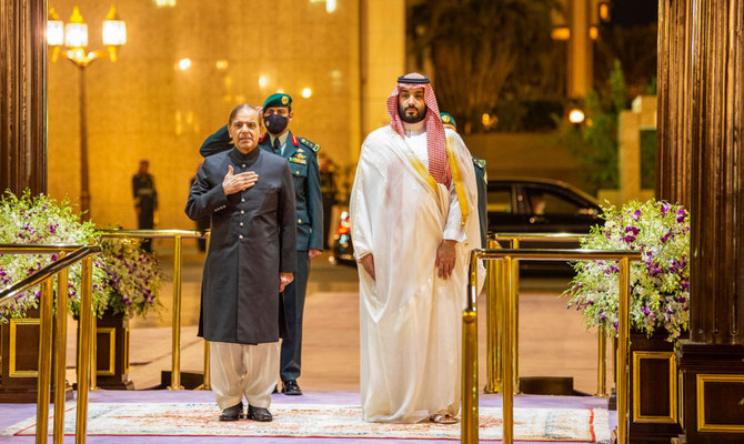 2022年4月30日ジェッダで、パキスタンのシャバズ・シャリフ首相を歓迎するサウジアラビアのムハンマド・ビン・サルマン皇太子（右）を写すサウジ王宮の配布写真。（SPA）
