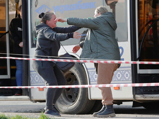 2022年5月1日、ウクライナのドネツク地方のベジメンヌ村で、マリウポリから避難してきたアゾフスタル製鉄所の従業員バレリア（右）が、妹のアレキサンドラを抱きしめる。（ロイター）