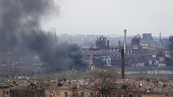 2022年5月3日火曜日。ウクライナのマリウポリにあるアゾフスタル製鉄所から煙が上がっている。(AP)