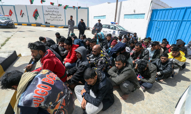 リビアの治安部隊が地中海を不法に航行しようとした移民のボートを沖合で阻止し、トリポリ近郊の収容施設に同行させる。(AFP)