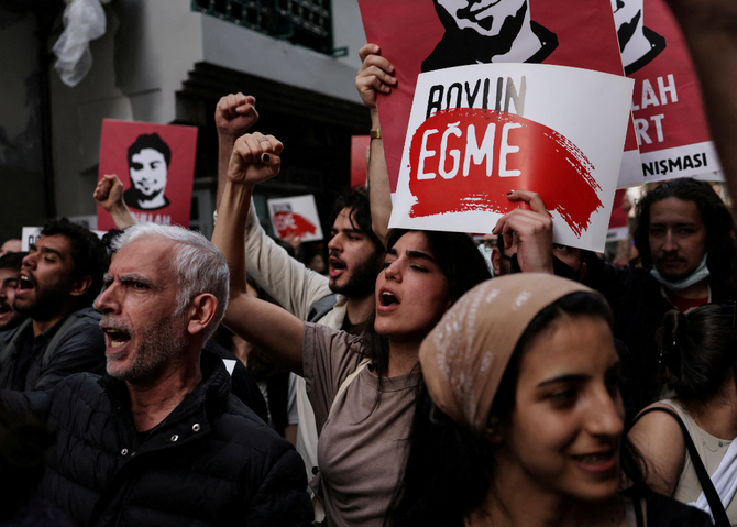2022年4月26日、トルコのイスタンブールにて、慈善家のオスマン・カバラ氏が政府転覆を図ったとして終身刑を言い渡された。トルコの裁判所の判決に対する抗議デモに参加する人々。(ロイター)