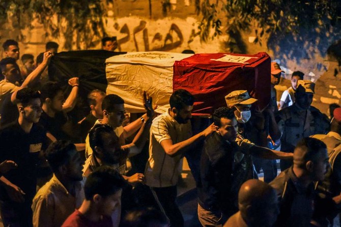 ダーイシュが犯行声明を発したシナイ半島における襲撃事件の犠牲者、11人の将兵の内の1人で徴集兵だったアハメド・モハメド・アハメド・アリ氏の棺を、会葬者や軍人が運んでいる。（AFP通信）
