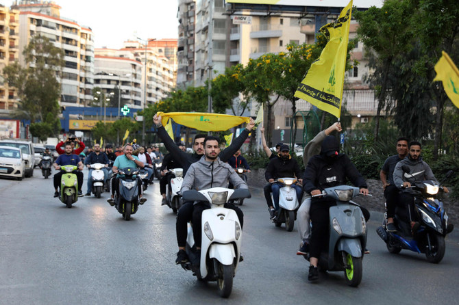 5月15日の議会選挙でシーア派ヒズボラグループとアマル運動の候補者を支援するため、ベイルートの南郊で2022年5月9日に集会を開催するレバノンの若者たち。（イブラヒム・アムロ／ AFP ）