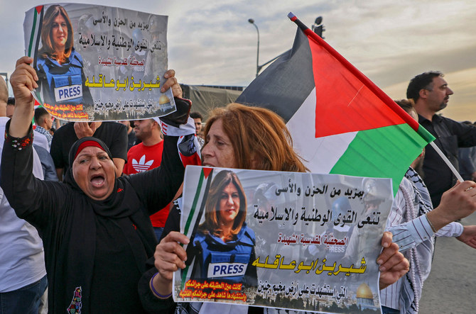 2022年5月11日、イスラエル併合下にある東エルサレムで、ジャーナリスト シリーン・アブアクラ氏の死に抗議するパレスチナ人。(アーメド・ガラビリ/AFP)